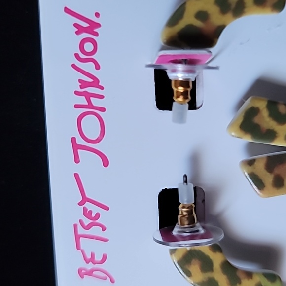 New! BETSEY JOHNSON Leaping Leopards Flat Lucite Heart Post Hoop Earrings. - Picture 6 of 6